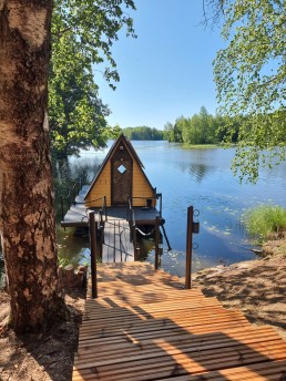 Laawu Wellsters on ainutlaatuinen ja elämyksellinen majoitusvaihtoehto kauniin melontareittimme varrella.