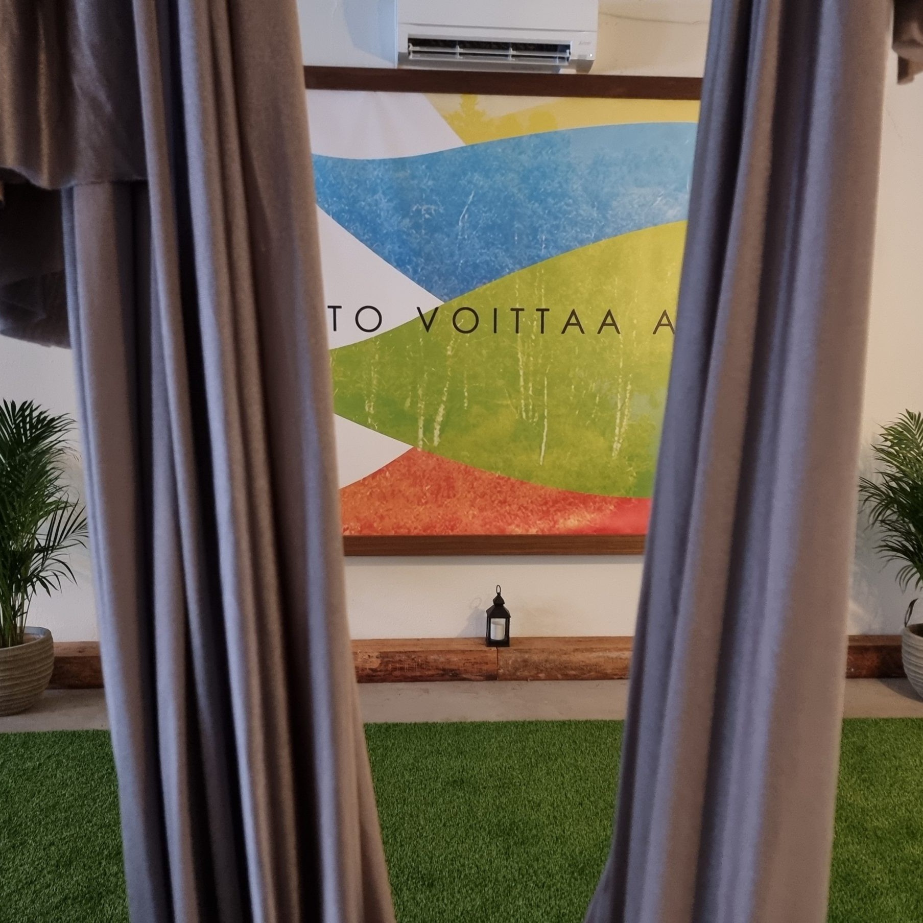 Koe uusi ulottuvuus hyvinvoinnillesi ilmajoogan avulla! LUONTO VOITTAA AINA &reg; -ilmajoogaharjoitukset tarjoavat kehonhallintaa ja rentoutumista ilmasilkin avulla turvallisella tekonurmialustalla.